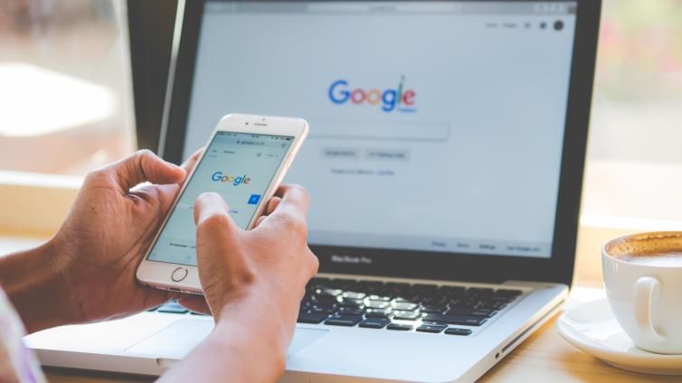 لا خصوصية على الإنترنت.. هكذا تخدعنا شركتيّ آبل وغوغل