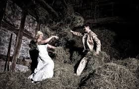 من عصير المراحيض بفرنسا لمزارع التسمين بموريتانيا.. أغرب 9 طقوس للزواج حول العالم