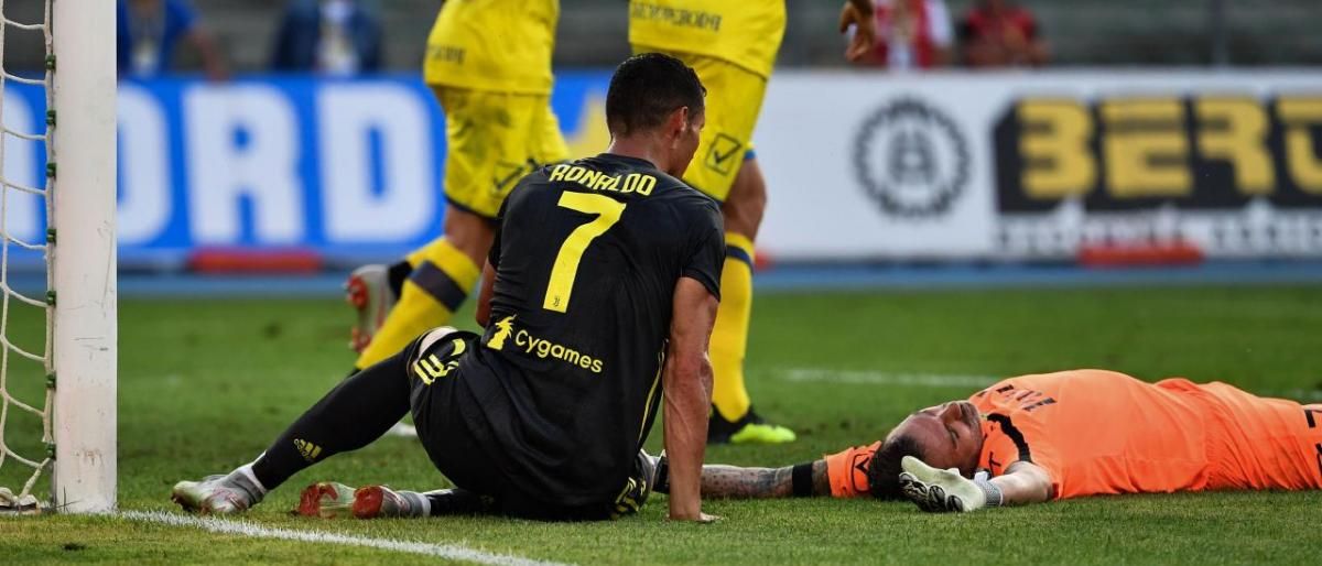 رونالدو يتعرَّض لهجوم عنيف من "الجنس اللطيف"