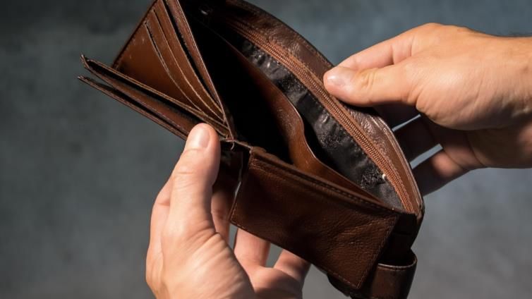 أزمة كل شهر.. لماذا نفشل في ادخار المال؟