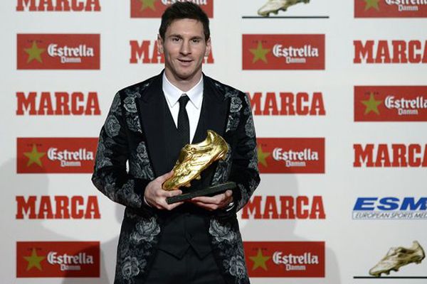 ميسي يتسلم جائزة الحذاء الذهبي ويعادل رونالدو