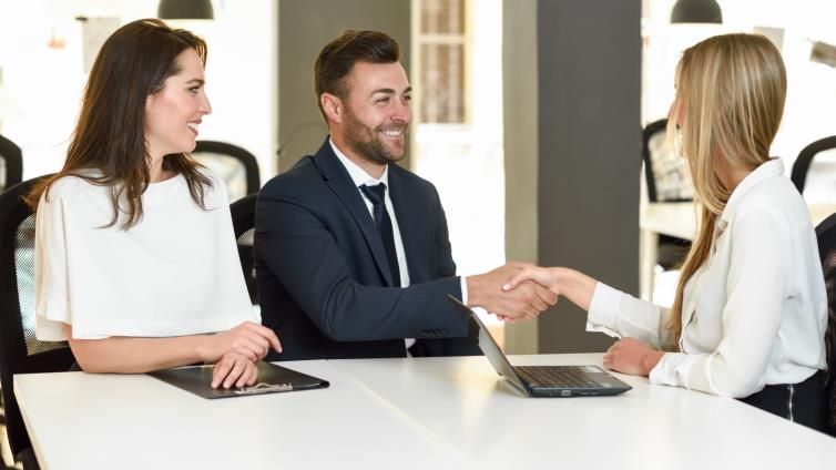 كيف تكسب ولاء زبائنك؟ كتب تشرح لك خدمة العملاء