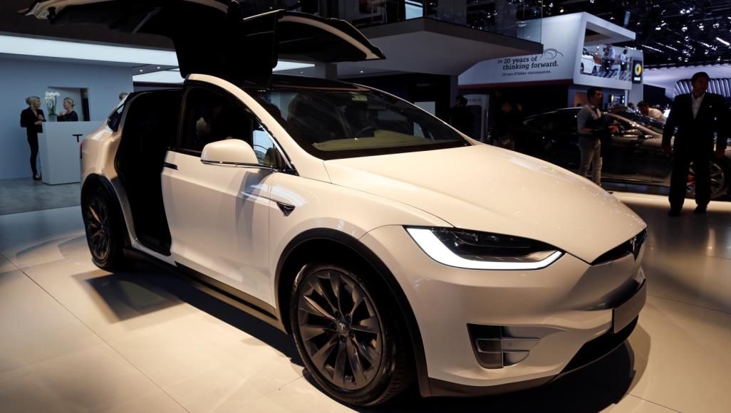 ميزة "تعال إلي".. شاهد سيارات تسلا تتبع أصحابها بمواقف أميركا