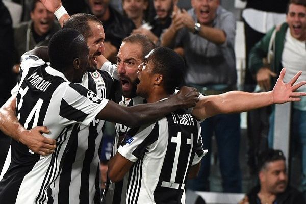 يوفنتوس يضرب أولمبياكوس بثنائية ويداوي جراح برشلونة الأوروبية