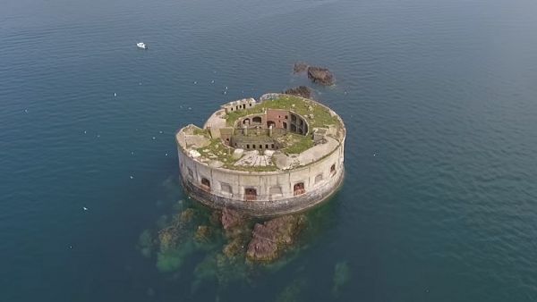 قلعة بحرية للبيع بمبلغ أقل من سعر شقة! (فيديو)