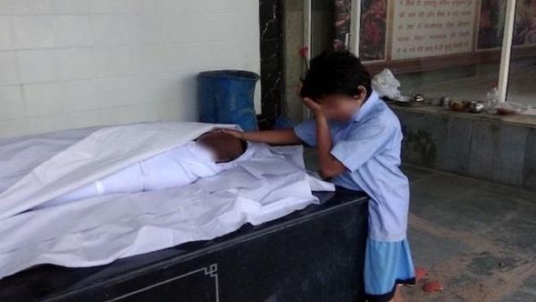 صورة طفل يبكي والده المتوفى تجمع 43000 دولار خلال يوم واحد