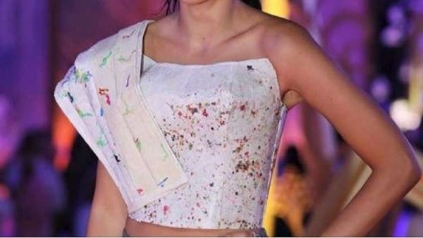 ممثلة مصرية تصمم ملابسها من حاويات القمامة (صور)