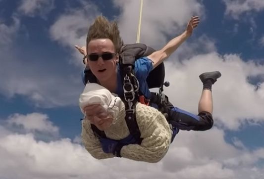 عجوزة بعمر 102عام تقفز بالمظلة من علو 4000 متر! (فيديو)