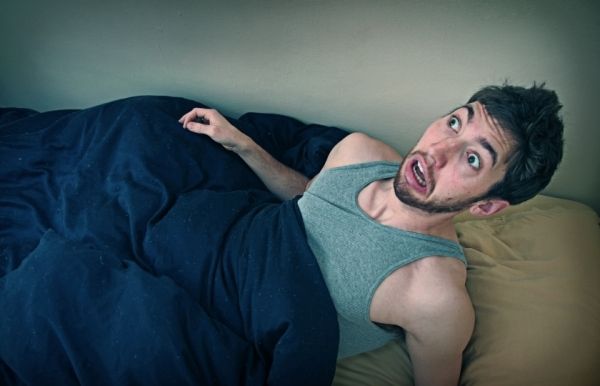 ماهي أسباب الاستيقاظ المفاجئ أثناء النوم؟