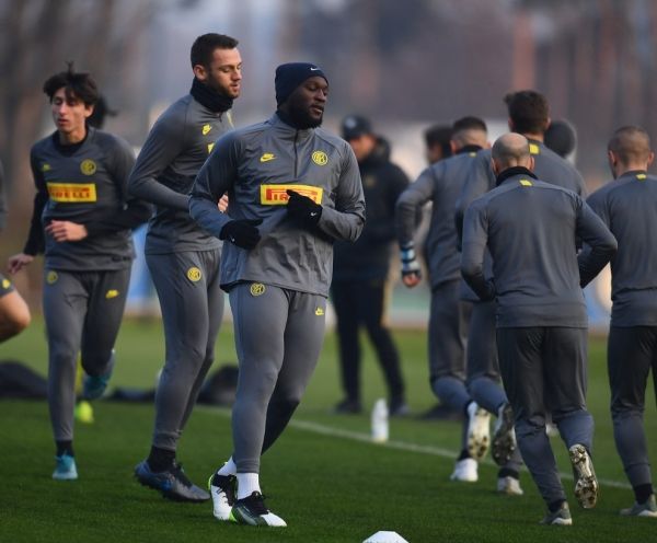 انتر ميلان في مهمة صعبة أمام برشلونة رغم غياب ميسي