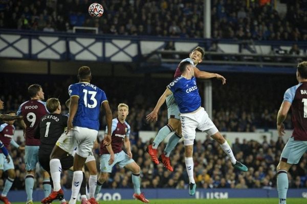 إيفرتون يواصل بدايته الواعدة ويسجل ثلاثة أهداف بست دقائق