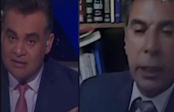 ضيف يفاجئ مذيع بإشعال سيجارة في لقاء على الهواء (فيديو)