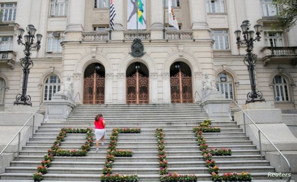 عمرها 100 عام.. والدة أسطورة كرة القدم البرازيلي "بيليه" لا تعلم بوفاته