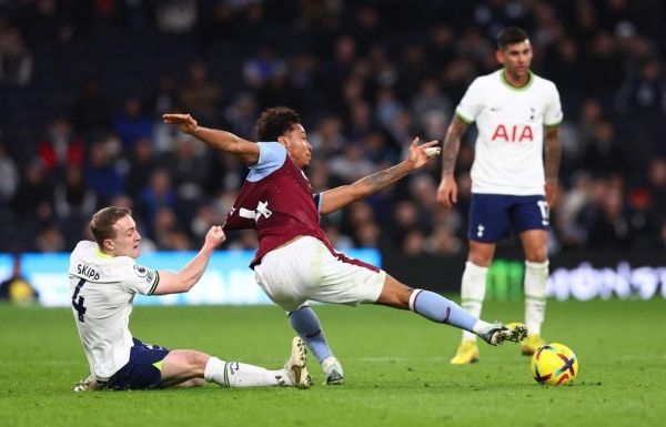 أستون فيلا يصدم توتنهام في عقر داره وتشيلسي يتعادل أمام نوتنغهام فورست