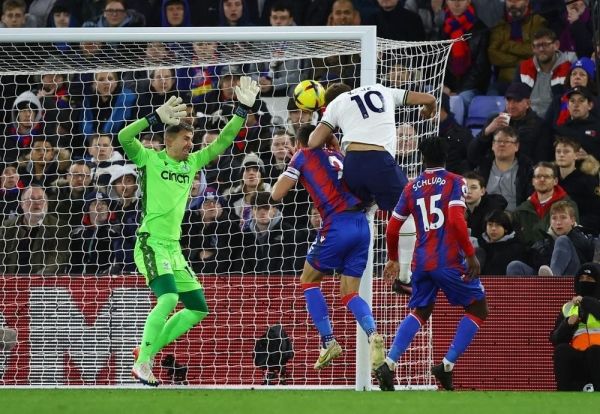 كين يقود توتنهام لفوز كبير على كريستال بالاس برباعية نظيفة