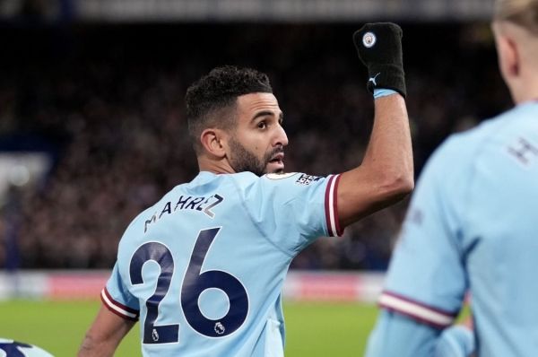 المانشستر يؤجل حسم ملف انتقال نجمه الجزائري للأهلي السعودي