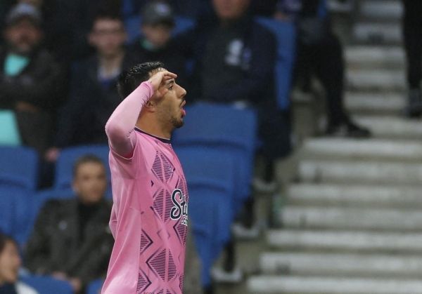 إيفرتون يحبط برايتون ويغادر المركز قبل الأخير وفولهام يزيد معاناة ليستر سيتي