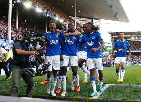 إيفرتون ينجو في اليوم الأخير وهبوط حزين لليستر سيتي وليدز يونايتد