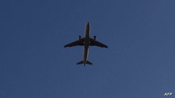 العثور على رجل في حجرة عجلات طائرة قادمة من دولة عربية